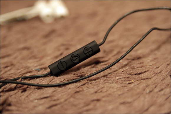 nixonearphone02.jpg