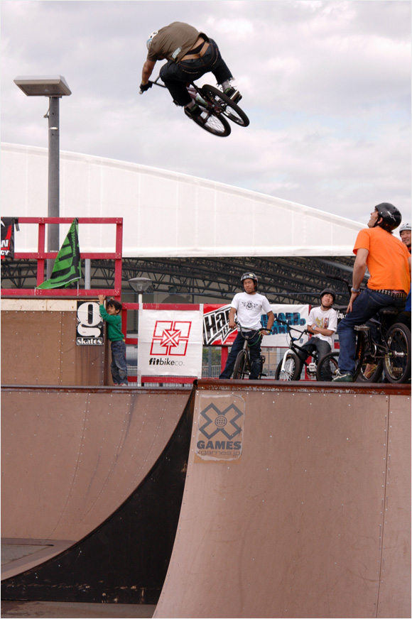 BMXでヒップをぶっ飛ぶ